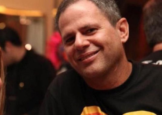 Em artigo publicado na revista Carta Capital, o jornalista André Barrocal mergulha no espetáculo de corrupção proporcionado pela rede de doleiros desbaratada recentemente pela Polícia Federal e liderada pelo 'doleiro dos doleiros' Dario Messer; para Barrocal, a rede é um sintoma da elite brasileira endinheirada que nada em dinheiro sujo e posa para os holofotes das colunas sociais como referência de empreendedorismo