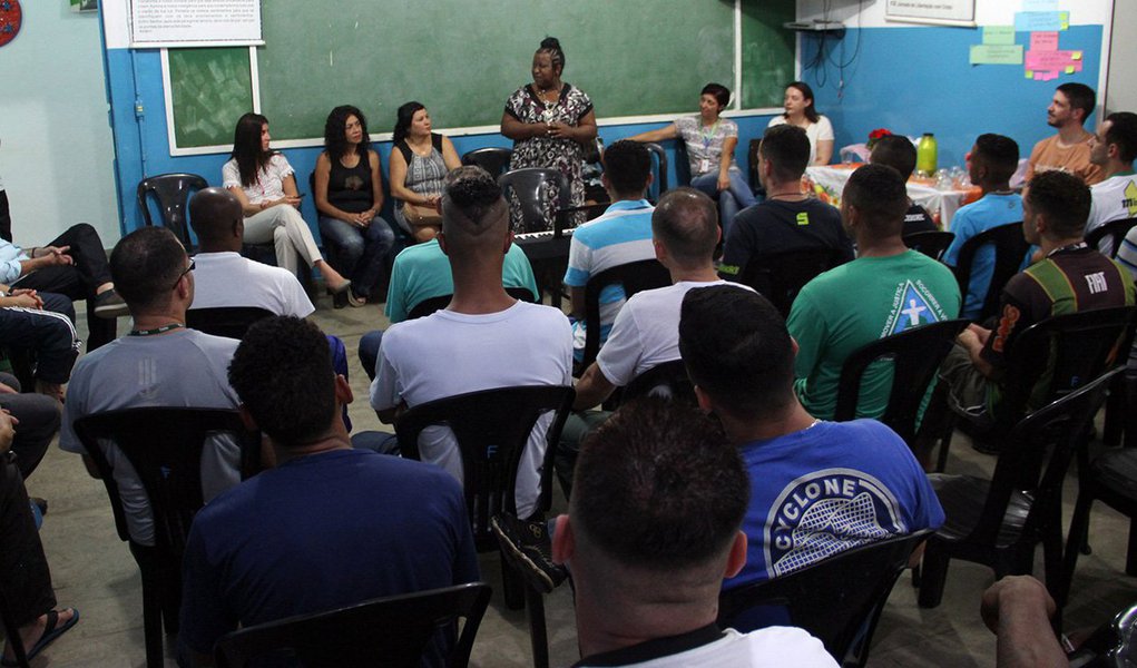 As discussões sobre a implementação da Base Nacional Comum Curricular (BNCC) avançam em Minas Gerais e entram na reta final para a entrega da primeira versão do currículo para a educação infantil e o ensino fundamental; currículo vai sugerir os conhecimentos, competências e habilidades que se espera que os estudantes desenvolvam ao longo da Educação Básica, independentemente da escola que frequentam