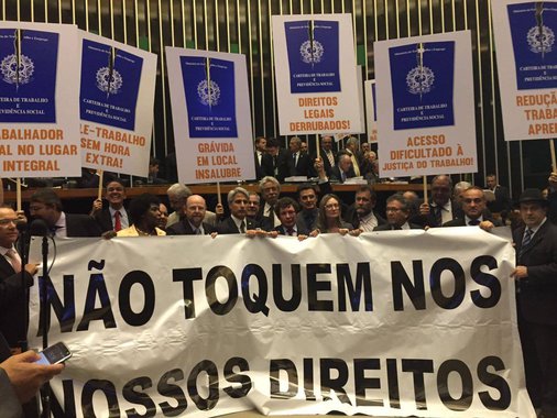 A reforma trabalhista vale para todos os contratos firmados por meio da CLT, inclusive para os que começaram antes da vigência da lei. Esse é o entendimento que o governo federal busca implementar nas relações entre empresas e funcionários, conforme despacho publicado nesta terça-feira (15) pelo Ministério do Trabalho