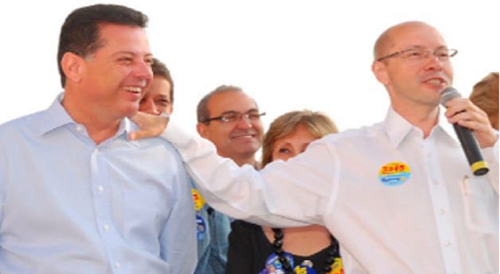 O ex-senador Demóstenes Torres (PTB) voltou a defender a disputa interna por uma das vagas de candidato ao Senado na chapa da base governista; ele insiste na tese de que é mais democrático a realização de prévias para escolha do nome que vai concorrer, ao lado de Marconi Perillo (PSDB), às duas cadeiras ano Senado no pleito deste ano; a concorrente direta de Demóstenes é a senadora Lúcia Vânia (PSB), que tem reafirmado que não aceita aceita a disputa