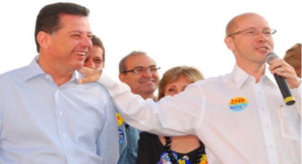 O ex-senador Demóstenes Torres (PTB) voltou a defender a disputa interna por uma das vagas de candidato ao Senado na chapa da base governista; ele insiste na tese de que é mais democrático a realização de prévias para escolha do nome que vai concorrer, ao lado de Marconi Perillo (PSDB), às duas cadeiras ano Senado no pleito deste ano; a concorrente direta de Demóstenes é a senadora Lúcia Vânia (PSB), que tem reafirmado que não aceita aceita a disputa