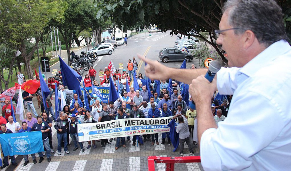 Em ato contra a venda da Embraer para Boeing, nesta terça-feira (15), em São José dos Campos (SP), o deputado Carlos Zarattini (PT/SP) alertou que a operação poderá significar o fechamento de mais de 18 mil vagas de empregos no estado de São Paulo, queda na arrecadação de impostos e da atividade industrial; "Essa venda é criminosa e vai obrigar o fechamento de fábricas, desemprego de milhares de pessoas e entrega para os americanos de todo conhecimento e acúmulo tecnológico e científico brasileiro no setor", disse o deputado