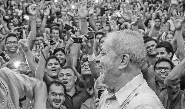 "É no mínimo contraditório, para não usar expressão mais forte, que tantos adversários históricos queiram ensinar o Partido dos Trabalhadores a se comportar diante do impasse político criado pelas forças que deram o golpe do impeachment e levaram o Brasil à maior crise política, econômica e social dos últimos tempos", avalia a senadora Gleisi Hoffmann, presidente do PT, ao comentar a pesquisa CNT/MDA, que mostra que o ex-presidente Lula continua liderando a preferência dos brasileiros, apesar de vítima de prisão política; "Nós vamos seguir com Lula e com o povo, na luta por eleições livres e democráticas com a participação de todas as forças políticas. A palavra de ordem que hoje mobiliza o país é: Lula Livre! Lula Presidente!"