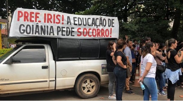 Mobilizados pelo Sindicato Municipal dos Trabalhadores da Educação (Simsed), servidores se mobilizam em frente à da Secretaria Municipal de Educação (SME) da Prefeitura de Goiânia, na manhã desta terça-feira (15/5), para assembleia geral; estão na pauta de discussão o pagamento da data base dos administrativos referente a 2017, o pagamento do piso dos professores de 2018 e do incentivo de 30% dos auxiliares, além da reforma da previdência dos servidores que tramita na Câmara Municipal