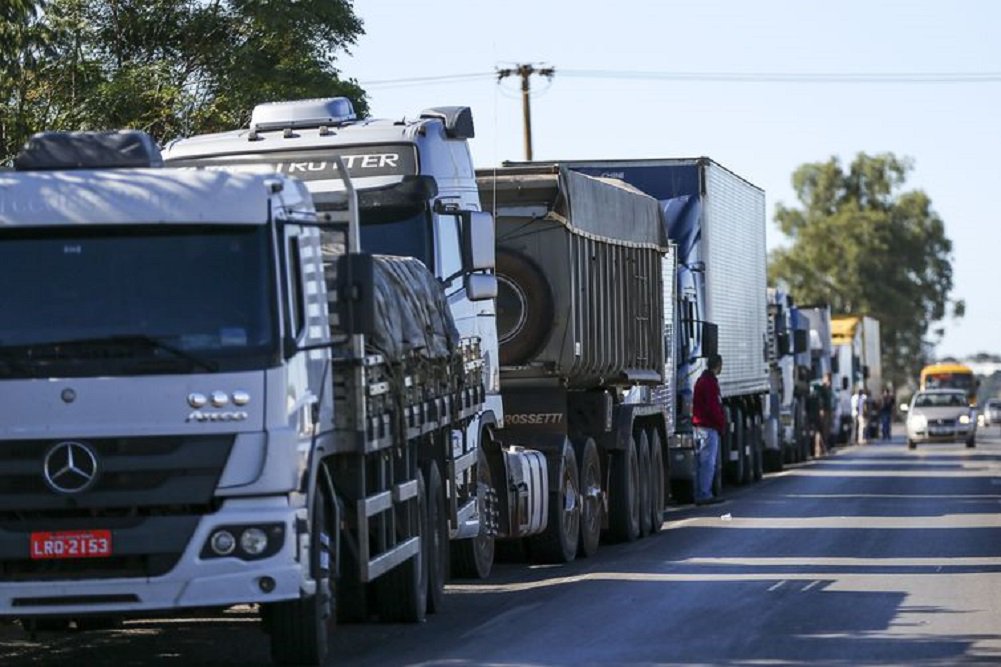 Em plena paralisação de 600 mil caminhoneiros pelo país, o presidente da Petrobras, Pedro Parente, tecnocrata filiado ao PSDB, autorizou mais um aumento do diesel, que já acumula 56% de alta nos últimos 10 meses; caminhoneiros encararam o aumento como desaforo e a paralisação tende a se fortalecer