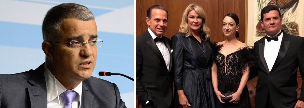 "A foto de Doria com Moro é uma excelente peça de campanha para um candidato a governador do PSDB que disse que visitaria Lula em Curitiba. Para o juiz que colocou o petista na cadeia, é mais um exemplo de suas afinidades eletivas. Nem foi a primeira pose ao lado de um tucano. Sem surpresa. Doria estava na dele e no ambiente dele. O magistrado só foi imprudente, dirão, porque, afinal, ele pode tudo", escreveu o jornalista Kennedy Alencar