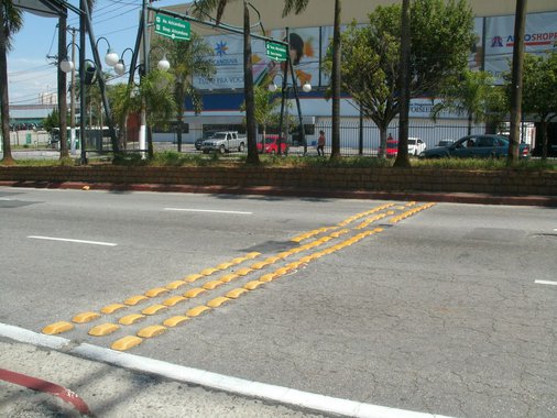 O Ministério Público do Estado do Ceará (MPCE) entrou com uma ação civil pública contra o DETRAN-CE, pela colocação de tachas, tachões e outros dispositivos similares, redutores de velocidade, colocados nas rodovias estaduais. A ação responsabiliza o superintendente do DETRAN/CE, Igor Vasconcelos Ponte, pela prática de ato de improbidade administrativa. De acordo o MPCE, a implantação desses redutores de velocidade fere o Código de Trânsito Brasileiro e Resolução do CONTRAN, que proíbe a utilização de tachas, tachões e outros dispositivos similares. O Detran informou que vai suspender a implantação dos redutores e aprofundar as discussões técnicas com o Ministério Público