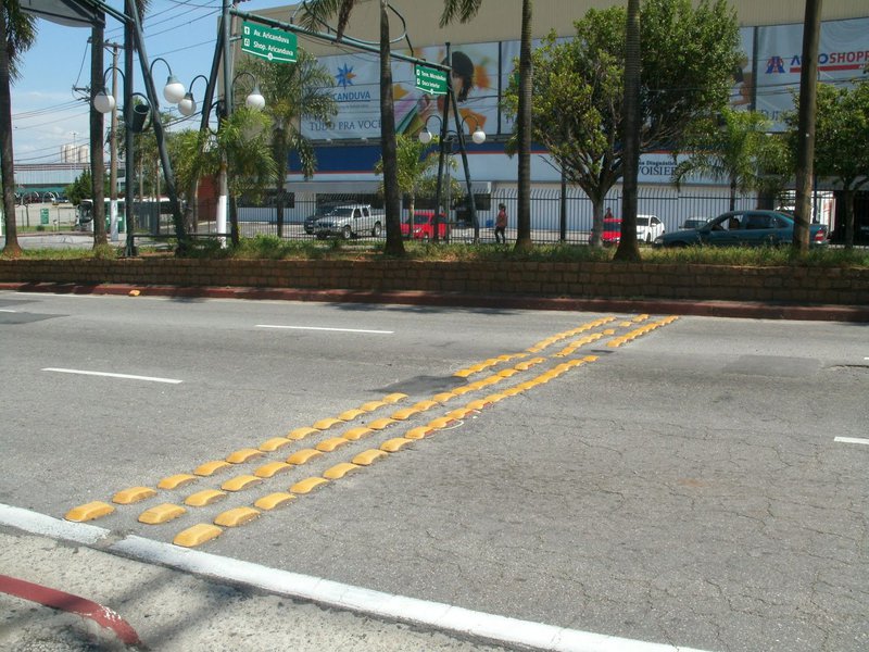 O Ministério Público do Estado do Ceará (MPCE) entrou com uma ação civil pública contra o DETRAN-CE, pela colocação de tachas, tachões e outros dispositivos similares, redutores de velocidade, colocados nas rodovias estaduais. A ação responsabiliza o superintendente do DETRAN/CE, Igor Vasconcelos Ponte, pela prática de ato de improbidade administrativa. De acordo o MPCE, a implantação desses redutores de velocidade fere o Código de Trânsito Brasileiro e Resolução do CONTRAN, que proíbe a utilização de tachas, tachões e outros dispositivos similares. O Detran informou que vai suspender a implantação dos redutores e aprofundar as discussões técnicas com o Ministério Público
