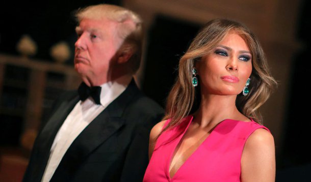 Quando a primeira-dama abandonou Nova York – ainda que sua conta pessoal do Twitter indique que mora lá – para se instalar na Casa Branca cinco meses depois do marido assumir a presidência dos Estados Unidos, desfez as malas em um quarto diferente do dele, informa Antonia Laborde, em El País; segundo o The Washington Post, Trump detesta que Melania venha ganhando popularidade enquanto ele só cai nas pesquisas; últimos dados dão a ela 57% de aprovação popular e a ele, 42%