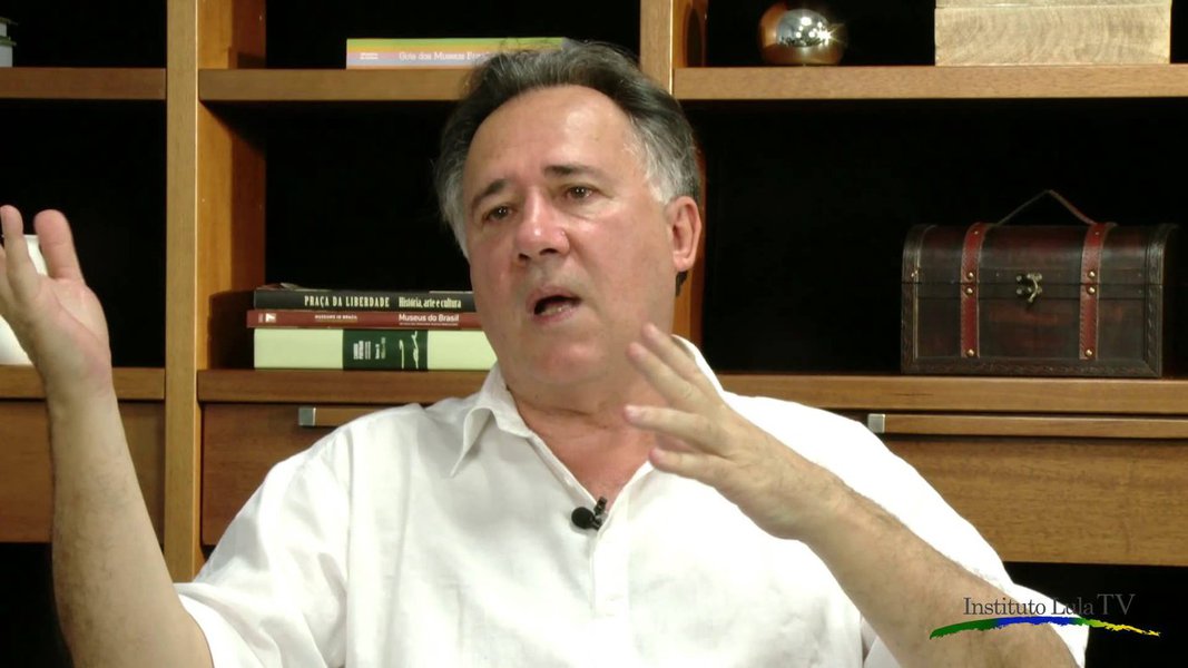 Em entrevista à BBC, o historiador Luiz Felipe de Alencastro diz que a abolição brasileira foi um meio de se evitar a reforma agrária e que o processo abolicionista foi um estratagema das elites; ele afirma que o Brasil demorou a encarar o problema da escravidão porque foi o país que mais importou escravos: "o Brasil foi o último porque foi o que mais importou africanos - 46% de todos que foram trazidos coercitivamente para as Américas; esse volume assombroso de africanos que chegou aqui acorrentado era considerado como uma propriedade privada; isso cria uma dinâmica em que a propriedade escrava era muito importante"