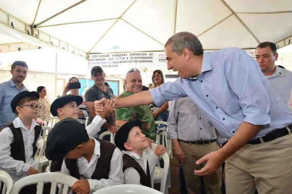 A gestão do governador José Eliton (PSDB) é aprovada por 49,9% dos goianos, aponta pesquisa Grupom/Diário da Manhã realizada entre os dias 6 e 10 de maio em todo o Estado; para 44,1% dos entrevistados, a administração do tucano é boa, e 5,8% a classificam como ótima; especialistas costumam avaliar que o índices de aprovação acima de 40% são favoráveis; questionado sobre o assunto, Mário Rodrigues, proprietário da Grupom, disse que, apesar de existirem divergências entre os teóricos que estudam o fenômeno eleitoral, há, de fato, uma ala que aponta que índices de mais de 40% já indicam cenário bem favorável a reeleição; “A justificativa seria de que existe força para vencer as eleições”, disse