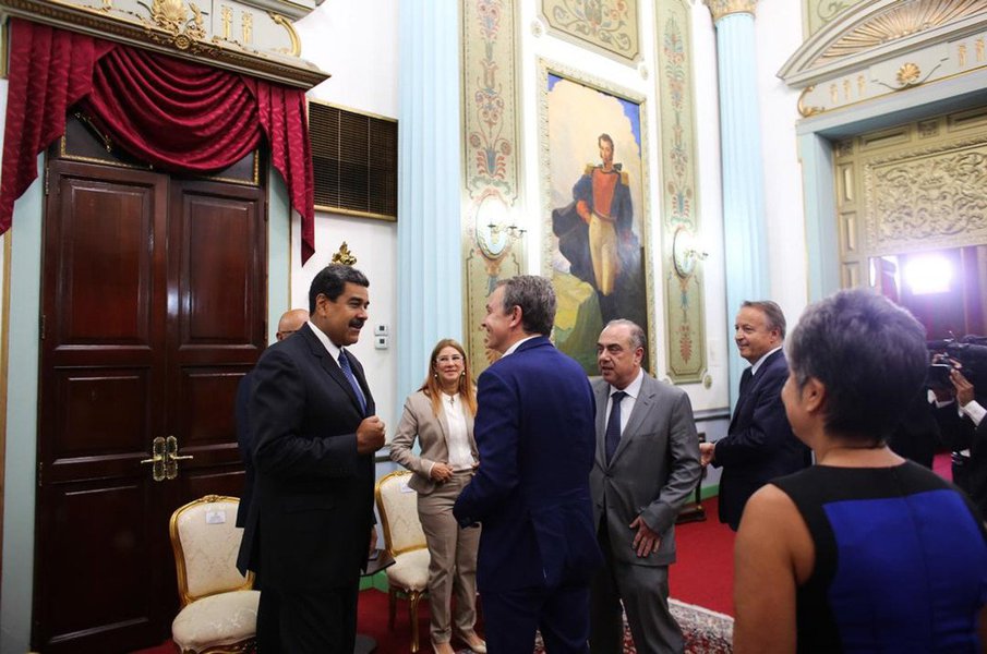 Autoridades eleitorais, partidos políticos e o povo venezuelano estão prontos para as eleições presidenciais deste domingo (20). Na foto o presidente Maduro cumprimenta o ex-chefe de governo espanhol, José Luís Zapatero