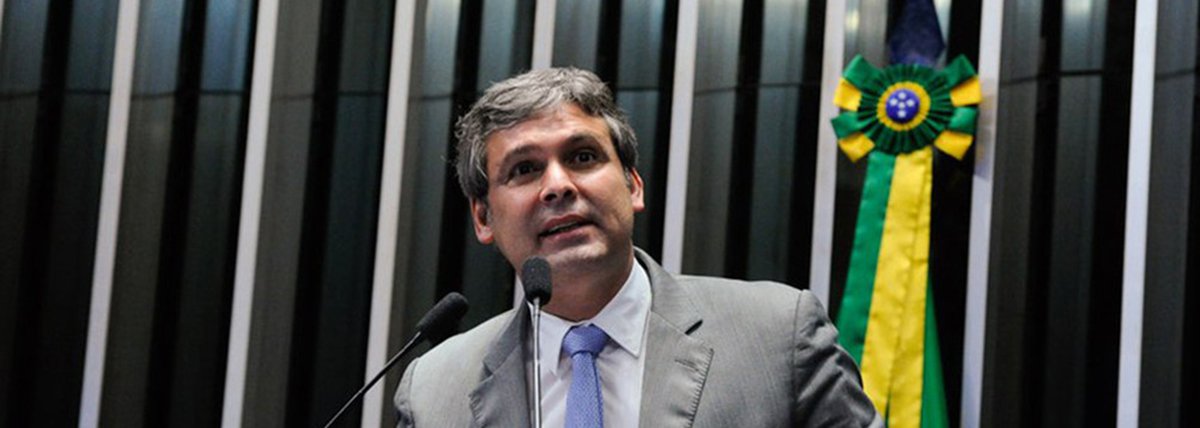 O senador Lindbergh Farias (PT-RJ) desafiou o pré-candidato à presidência da República Geraldo Alckmin (PSDB) a se descolar da imagem de Michel Temer; Um candidato oficial do governo Temer tem um único propósito nas eleições: abrir uma brecha pro PSDB dizer que é candidatura de mudança. Pago pra ver Alckmin tentando se descolar de Temer, governo criminoso onde o PSDB é sócio fundador", disse o parlamentar no Twitter