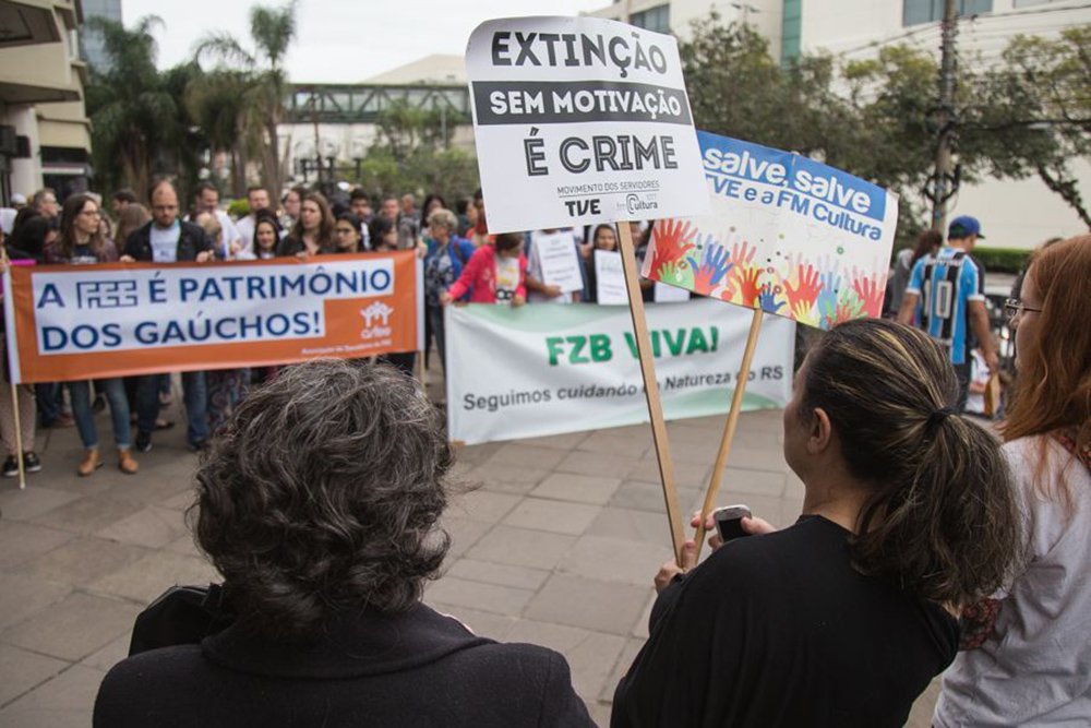 A decisão foi do desembargador Luiz Felipe Silveira Difini, presidente do Tribunal de Justiça do RS (TJ-RS), que acatou pedido de liminar ajuizada pela Procuradoria Geral do Estado (PGE); decisão suspende medida cautela do conselheiro do TCE-RS Cezar Miola; ele havia determinado a suspensão de todos os atos de extinção das fundações estaduais, demissões e transferências de funcionários