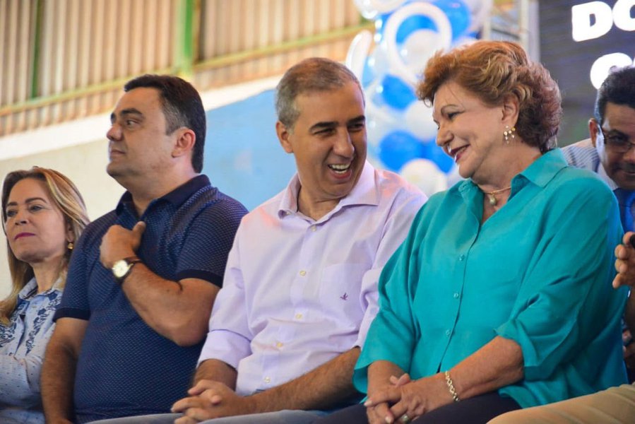 A enadora Lúcia Vânia (PSB) afirmou nesta quinta-feira, em Santo Antônio do Descoberto, que o ex-governador Marconi Perillo (PSDB) fez muito por Goiás em seus quatro mandatos e que, ao encerrar sua administração, deixou para o comando do governo um jovem competente e cheio de energia, em referência ao também tucano José Eliton; "Entrou no lugar do ex-governador Marconi Perillo, que fez muito por Goiás em seus quatro mandatos, um jovem competente, cheio de energia e de comprometimento com o que há de mais importante para a vida do povo goiano", afirmou a senadora, dizendo que, assim como Marconi, José Eliton vai surpreender com sua enorme capacidade de trabalho
