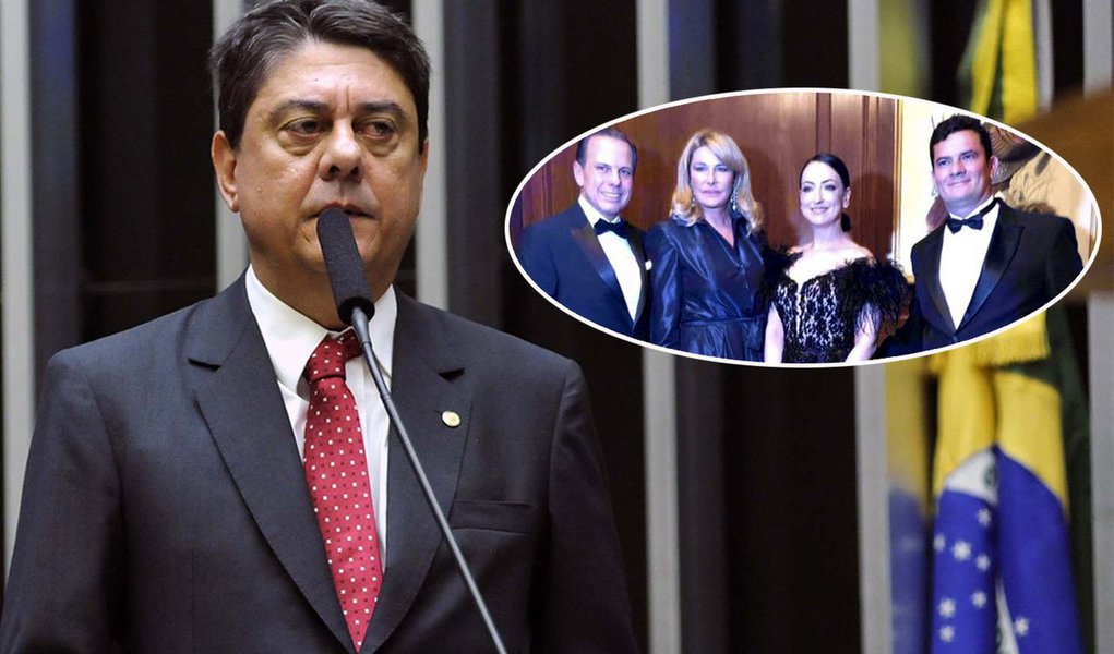 O deputado Wadih Damous (PT-RJ) fez duras críticas a Sérgio Moro, pela foto em que ele aparece sorridente ao lado do ex-prefeito de São Paulo e pré-candidato a governador pelo PSDB, João Doria; Moro participou de um evento pago organizado por Doria em Nova York; "A cara de deslumbramento e de subserviência de Moro diante de seus patrões americanos em Nova York é de causar engulhos. Não é a toa que foi escrachado na porta. Fascista e entreguista. Na foto, Moro lembra o caipira que Mazzaropi interpretava no cinema", disse Damous pelo Twitter
