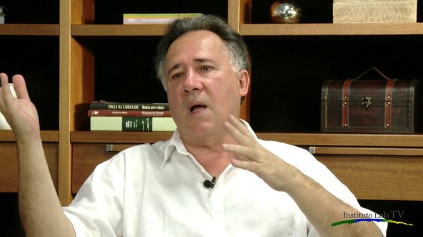 Em entrevista à BBC, o historiador Luiz Felipe de Alencastro diz que a abolição brasileira foi um meio de se evitar a reforma agrária e que o processo abolicionista foi um estratagema das elites; ele afirma que o Brasil demorou a encarar o problema da escravidão porque foi o país que mais importou escravos: "o Brasil foi o último porque foi o que mais importou africanos - 46% de todos que foram trazidos coercitivamente para as Américas; esse volume assombroso de africanos que chegou aqui acorrentado era considerado como uma propriedade privada; isso cria uma dinâmica em que a propriedade escrava era muito importante"