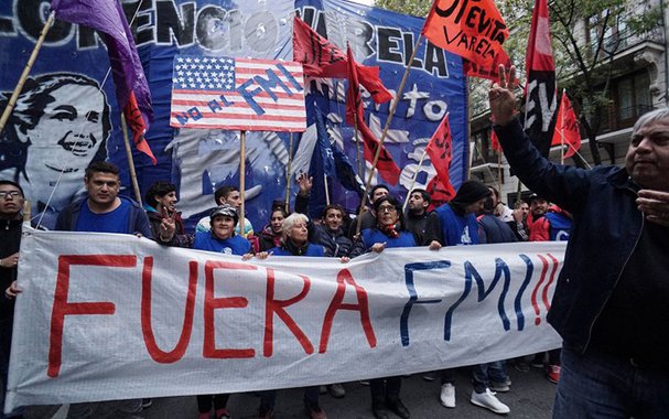 A verdade chegou para Argentina, e se apresenta como uma verdade de terror. Dólar super valorizado, inflação e tarifaços, enquanto que o governo perde o controle do país que ele mesmo desordenou