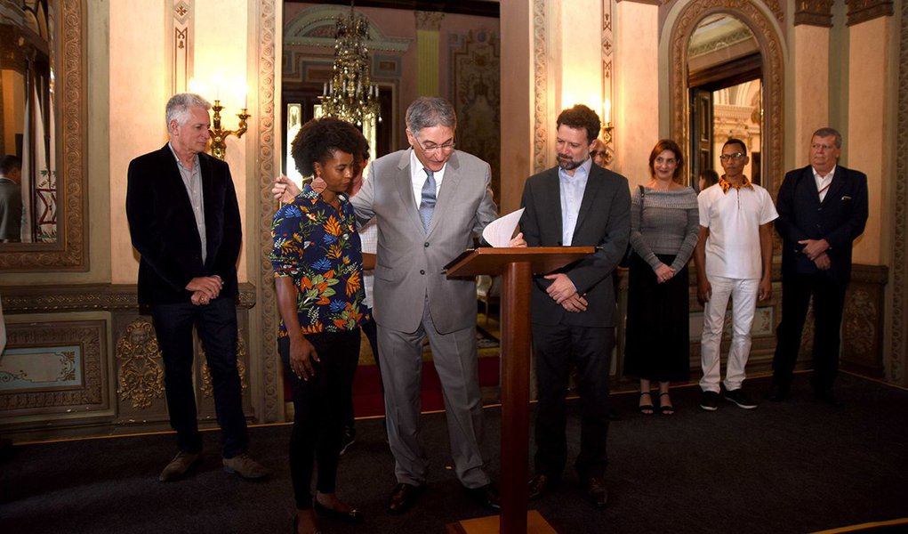 O governador Fernando Pimentel autorizou a destinação de 1.119 hectares de terras para quilombolas na cidade de Minas Novas; decreto, pioneiro, declara de interesse social e reconhece os limites do território da Comunidade de Quilombo, para fins de regularização fundiária; a titulação será realizada em nome da Associação Quilombo de Quilombo, com caráter gratuito, inalienável, coletivo e por prazo indeterminado