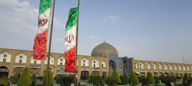 União Europeia estuda um contra-ataque para evitar uma guerra comercial com os Estados Unidos, ao mesmo tempo em que avança para limitar o impacto econômico da saída dos americanos do acordo nuclear iraniano; um processo para bloquear os efeitos das sanções de Washington às empresas europeias que investem no Irã será lançado nesta sexta-feira (18); os dois temas dominaram uma reunião de cúpula do bloco europeu com os Bálcãs, realizada na Bulgária. "Nós devemos agir agora", declarou o presidente da Comissão Europeia, Jean-Claude Juncker, ao final do encontro
