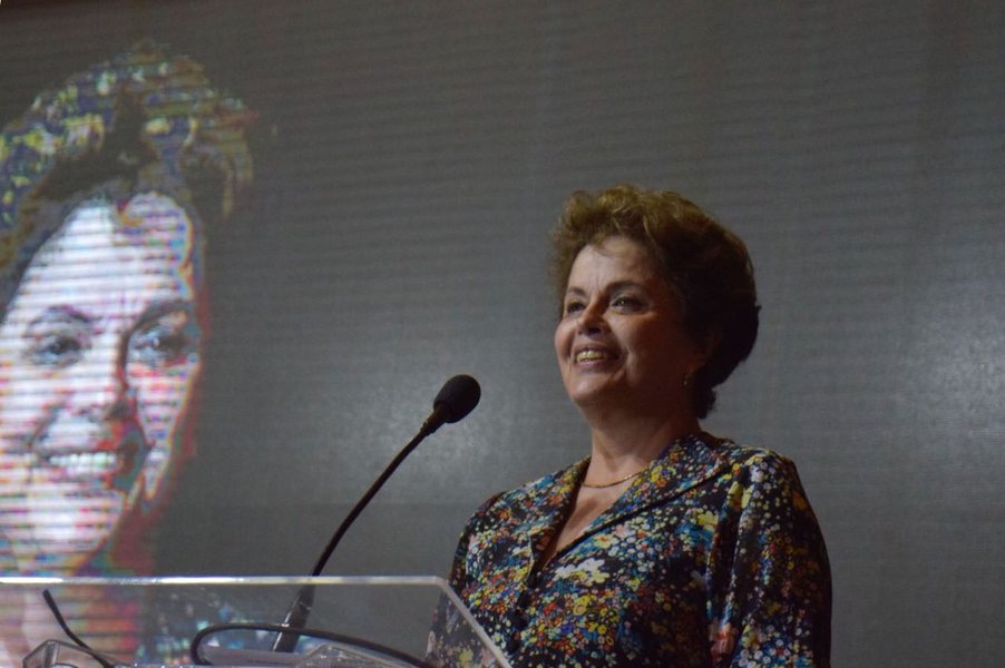 Impressiona a intimidade que conseguiu ter, a diretora do filme, no espaço do Congresso Nacional brasileiro, junto àqueles personagens e com essa historia tão difícil de contar