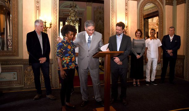 O governador Fernando Pimentel autorizou a destinação de 1.119 hectares de terras para quilombolas na cidade de Minas Novas; decreto, pioneiro, declara de interesse social e reconhece os limites do território da Comunidade de Quilombo, para fins de regularização fundiária; a titulação será realizada em nome da Associação Quilombo de Quilombo, com caráter gratuito, inalienável, coletivo e por prazo indeterminado