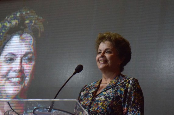 Impressiona a intimidade que conseguiu ter, a diretora do filme, no espaço do Congresso Nacional brasileiro, junto àqueles personagens e com essa historia tão difícil de contar