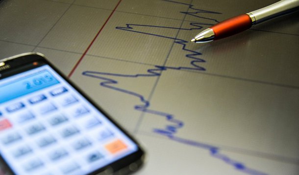 Economistas de instituições financeiras referendaram a expectativa de corte de 0,25 ponto percentual na taxa básica de juros nesta semana e reduziram com força sua projeção para a atividade econômica neste ano na pesquisa Focus do Banco Central; expectativa é de que a taxa básica de juros seja mantida em 6,25%, enquanto a projeção para o PIB foi  expansão de uma expansão de 2,51% este ano, forte redução em relação aos 2,70% calculados anteriormente