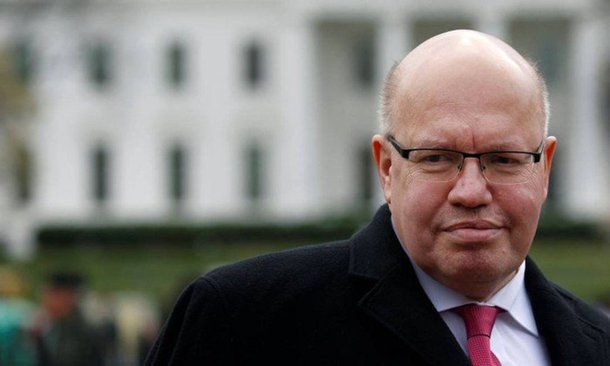 A Alemanha reconheceu que pode ser difícil proteger companhias que fazem negócios com o Irã após os Estados Unidos renovarem ameaças de sanções contra empresas europeias após a decisão de Washington de deixar um acordo nuclear com Teerã; o ministro da Economia, Peter Altmaier, disse que a Alemanha viu a saída unilateral dos EUA do pacto nuclear como errada, adicionando que Berlim espera que Washington possa ser convencida a não punir empresas estrangeiras que fazem negócios com os iranianos.