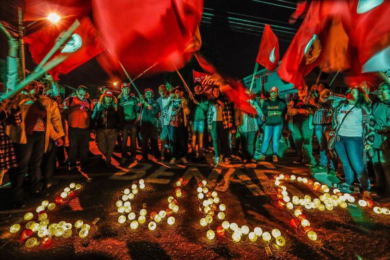 Em nota, a Vigília Lula Livre informou nesta quinta-feira: "Com o inverno curitibano se aproximando, a coordenação da Vigília Lula Livre informa que está em processo a transição dos militantes acampados para um local mais adequado, com melhores condições e infraestrutura, visando receber militantes e as caravanas que seguirão vindo, em caráter permanente"