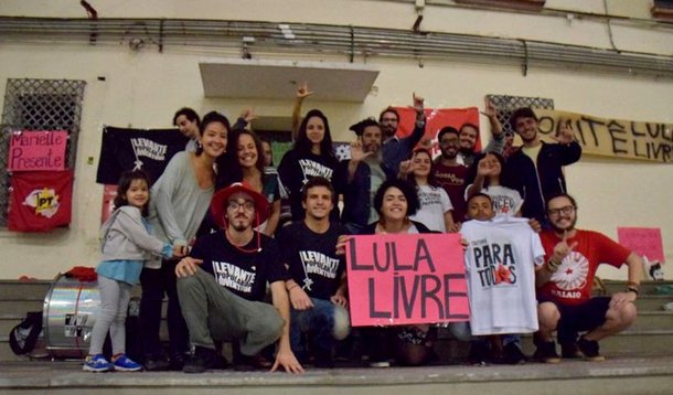 m grupo Estudantes lançaram nesta quinta-feira, 17, o Comitê Lula Livre na prainha do campus da Pontifícia Universidade Católica de São Paulo. O ato contou com a participação de estudantes, professores e representantes de movimentos populares; presente no evento, o deputado Paulo Teixeira (PT-SP) ressaltou a importância do ex-presidente Lula, que mesmo diante de todos os ataques, se mantém como líder isolado nas pesquisas. "O Lula está na alma do povo brasileiro", afirma