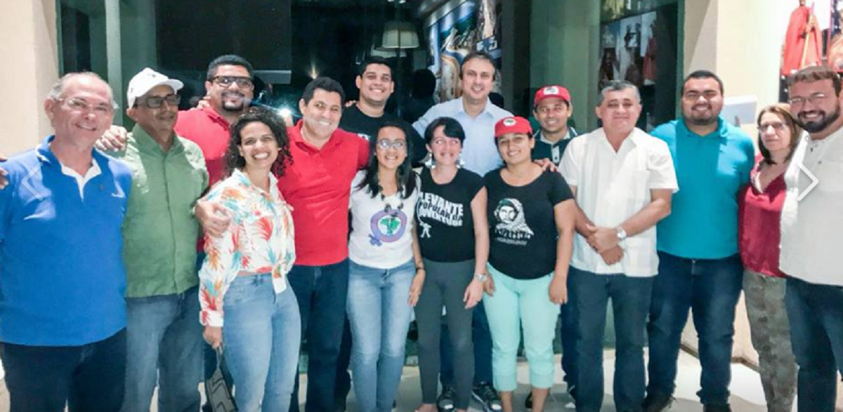 O governador Camilo Santana passou o domingo fazendo articulações políticas. Ao longo do dia manteve reuniões com representações dos movimentos sociais e com lideranças do PT. Nas reuniões, Camilo reafirmou seu apoio ao ex-presidente Lula, mas deixou claro a preocupação dos governadores do partido com os desdobramentos da estratégia da direção nacional do PT em não discutir o "plano B".  Ao PT, Camilo reafirmou ainda o compromisso de ajudar no fortalecimento do partido no Ceará, com a ampliação das bancadas parlamentares nas eleições de 2018