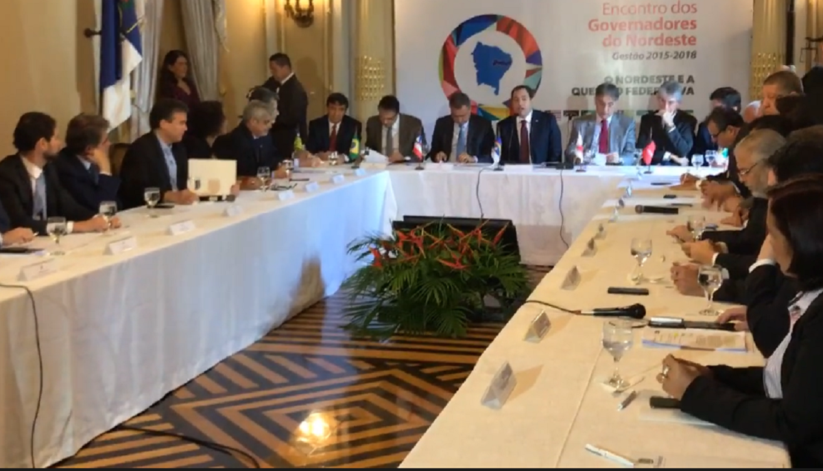 Os nove governadores do Nordeste e o governador de Minas Gerais, participaram hoje do Fórum de Governadores da região e formalizaram posição contrária à privatização da Eletrobras. Os governadores alegam que a privatização iria encarecer a conta de luz e não garante nenhuma contrapartida. Em postagem nas redes sociais o governador do Ceará Camilo Santana, confirmou a decisão. "Participei nesta sexta-feira, em Recife (PE), do 9º Encontro dos Governadores do Nordeste. Elaboramos a Carta de Pernambuco, que formaliza nossa posição contrária à privatização da Eletrobrás e da Chesf"