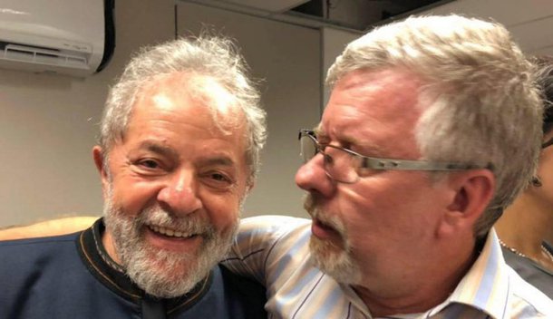 O deputado federal Marco Maia (PT-RS) diz que o PT tem que deixar claro que Lula será registrado como candidato; para ele, a estratégia da esquerda para o próximo período é a liberdade de Lula e sua candidatura; "Eleição sem Lula não tem credibilidade. Ele é o único presidenciável que se conecta com o desejo da maioria do povo. O PT precisa deixar isso claro com as lideranças, deputados, governadores e senadores”, diz