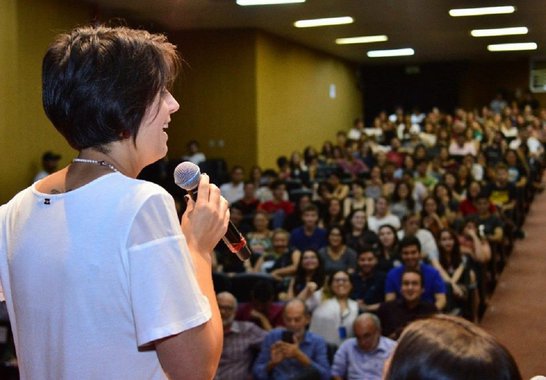 A  pré-candidata do PCdoB à presidência, deputada federal (RS), Manuela D'Avila, está hoje em Fortaleza, cumprindo intensa agenda. Pela manhã, participou de um debate promovido pelo Diretório Central dos Estudantes da UNIFOR, com o tema  “O Futuro da Nação e a Universidade que Queremos”. À tarde ela participa de outras atividades, finalizando na Assembleia Legislativa, a partir das 17 horas, com o lançamento, no Ceará, do Manifesto “Liberdade para o Brasil, para Lula e para as Brasileiras e Brasileiros”