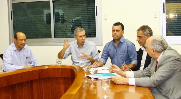 O governador José Eliton recebeu, na manhã desta quarta-feira (16), no Palácio das Esmeraldas, os prefeitos de Alto Paraíso, Martinho Mendes; Flores de Goiás, Jadiel Ferreira; e Simolândia, Ademar Antônio. Na ocasião, discutiu e encaminhou demandas dos municípios; prefeito de Flores de Goiás, Jadiel Ferreira, elogiou a audiência e disse que, com José Eliton no governo, Goiás segue avançando; “Ele atendeu a todos os nossos pedidos e eu não tenho dúvida de que, com José Eliton, vamos transformar o Nordeste de Goiás. O Estado todo está melhorando com a excepcionalidade do governador José Eliton”, afirmou