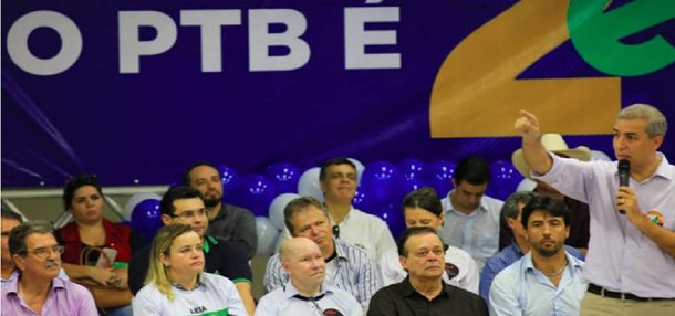 Até agora, o único partido que firmou posição de apoio ao projeto de reeleição do governador José Eliton (PSDB) tem nome e endereço: é o PTB do deputado federal Jovair Arantes e do ex-senador Demóstenes Torres; enquanto os demais grandes partidos da chamada base aliada enredam num jogo de corpo mole, chantagens e traição, o PTB goiano saltou na frente e já vestiu a camisa de Eliton, inclusive promovendo um grande encontro em Itumbiara para celebrar a aliança política