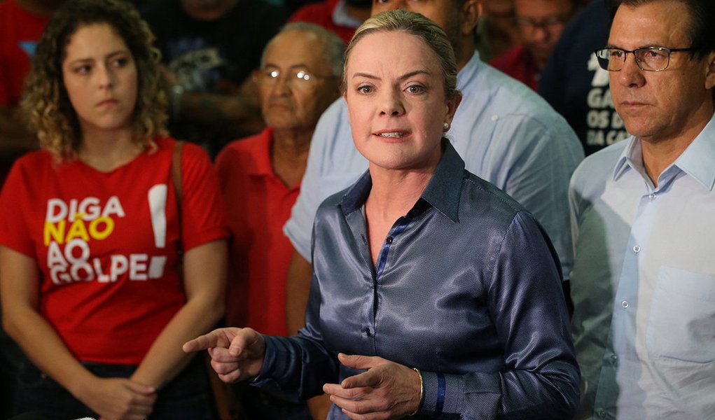 Presidente do PT, Gleisi Hoffmann, dá entrevista em São Bernardo do Campo 05/04/2018 REUTERS/Paulo Whitaker