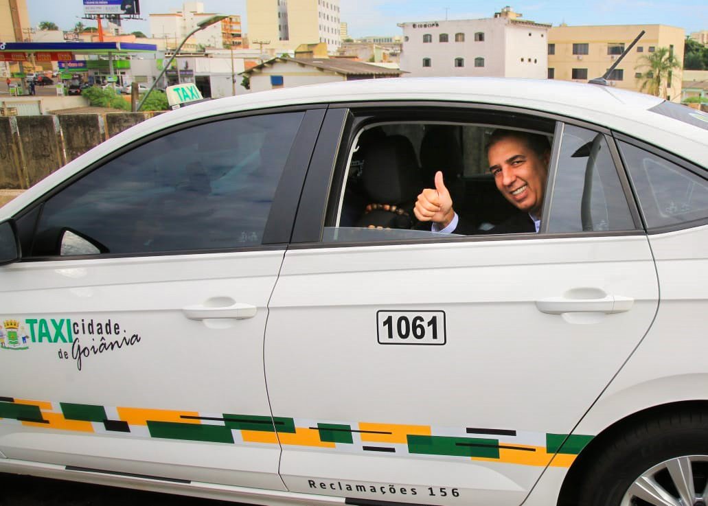 O governador José Eliton lançou nesta sexta-feira (18), na sede da Academia da Polícia Militar, o aplicativo GoTáxi; com ele, os servidores vão utilizar táxis credenciados em seus deslocamentos a trabalho, substituindo parte da frota atualmente locada pelo Estado; “O lançamento do GoTáxi sinaliza aquilo que queremos no nosso governo: gestão com planejamento, inovação e foco no ser humano”, afirmou o governador; “Além de trazer mais eficiência nos serviços prestados à nossa gente, estamos investindo e apoiando nossos taxistas, um importante segmento em nosso estado”, ressaltou José Eliton