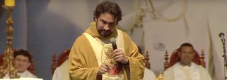 Fábio de Melo reconhece que cometeu uma falha de intolerância religiosa ao ridicularizar a macumba. Com humildade, pediu perdão. Quando um sacerdote se torna excessivamente midiático, como ocorre com os padres cantores, sua espontaneidade fica ameaçada. Torna-se um personagem de si mesmo. A fama o sufoca