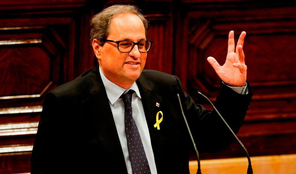 O candidato de Junts per Catalunya (Juntos por Catalunha), Quim Torra será, com toda probabilidade, eleito presidente da Generalitat na segunda votação do debate de investidura no Parlamento, informa El Periódico, de Barcelona; Torra foi designado por Carles Puigdemont, impedido pela Justiça de ser reeleito para o cargo depois de tentar separar a Catalunha da Espanha;Torra deverá ser aprovado pelo primeiro-ministro Mariano Rajoy, o que dará fim à intervenção federal na Catalunha