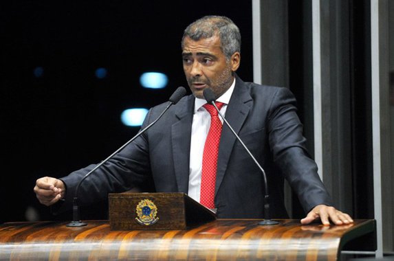 O Conselho de Controle de Atividades Financeiras (Coaf) vai rastrear o destino de milhões de reais que passaram por uma conta da irmã do senador Romério (Podemos-RJ), Zoraidi de Souza Faria, e por uma empresa na qual os pais do ex-craque são sócios; segundo o Globo, o ex-jogador não declarou dois apartamentos e uma casa na Barra da Tijuca, no Rio de Janeiro, em seu Imposto de Renda. Juntos, os imóveis valem R$ 9,6 milhões