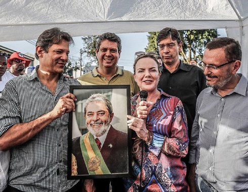 O prefeito da cidade de Porecatu, região metropolitana de Londrina-PR, foi eleito mesmo estando preso e assumiu o mandato; a informação foi destacada pela senadora Gleisi Hoffmann, ontem, após visita a Lula; a senadora leu a jurisprudência que permitiu que 145 candidatos a prefeito presos concorressem às eleições municipais e que, caso eleitos, assumissem seus respectivos cargos