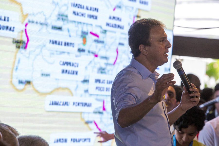 O governador Camilo Santana (PT) anunciou nesta segunda (7) que mais de 690 km de rodovias, de norte a sul do estado, receberão melhorias através do programa Ceará de Ponta a Ponta. O pacote contempla 41 trechos, com investimento de mais de R$ 561 milhões