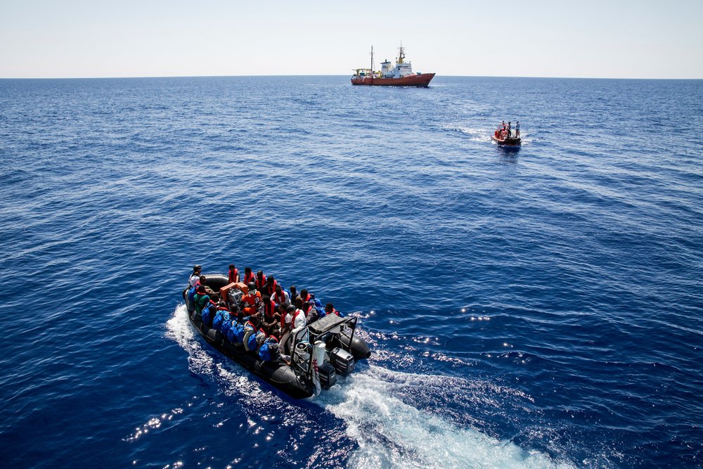O analista italiano Manlio Dinucci comenta as movimentações militares dos Estados Unidos e Otan no Mediterrâneo, ofuscadas pelos fluxos migratórios; "em 10 de junho, enquanto as atenções midiáticas se concentravam sobre o Aquarius, a frota dos EUA com oito mil homens a bordo, armada com 90 caças e mais de mil mísseis, estacionava no Mediterrâneo oriental, pronta para golpear na Síria e no Iraque", denuncia
