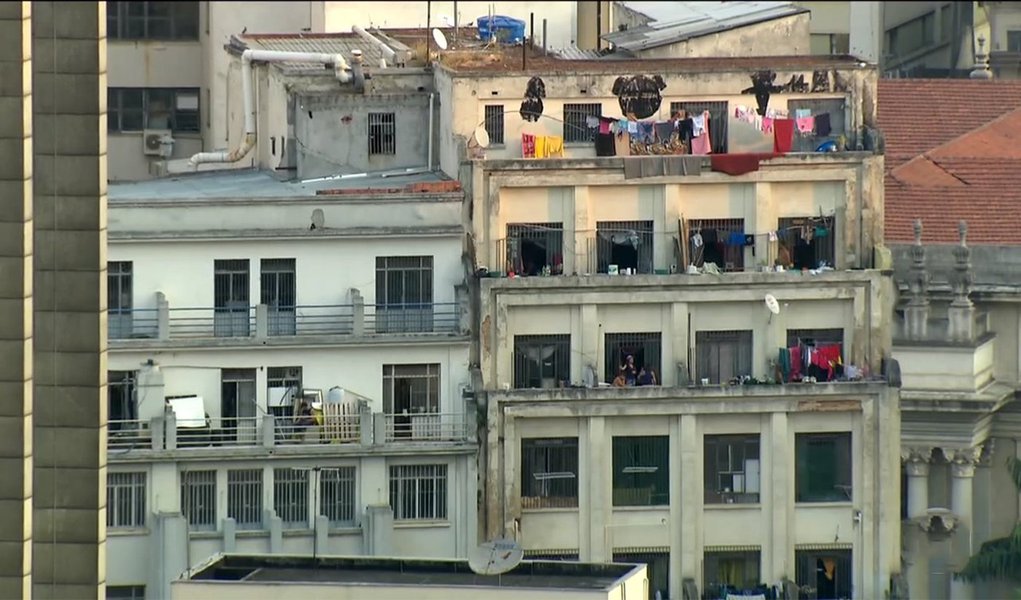 
Após o desabamento de um prédio no centro da cidade de São Paulo em decorrência de um incêndio, a Liderança a do PT na Assembleia Legislativa participou da Audiência Pública no Ministério Público (MP-SP) com o procurador Geral de Justiça, Gianpaolo Smanio, para discutir com movimentos de moradia, e órgãos institucionais que representam o Estado e o Município, os critérios para as vistorias nas ocupações de moradia, programadas pela Prefeitura para acontecerem, a partir da próxima segunda (7).
