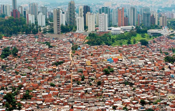 "Candidatos progressistas deveriam colocar no centro de seus programas as propostas de remoção dos mecanismos da iniquidade que mantêm as sociedades prisioneiras da pobreza, da desigualdade e da falta de direitos e a afirmação de políticas publicas orientadas para uma sociedade de direitos e de garantias universalizantes", escreve o cientista político Aldo Fornazieri, colunista do 247, ao analisar a situação a América Latina; "Nenhuma força política conseguirá estabilizar-se como hegemônica se não efetivar reformas com esta orientação"