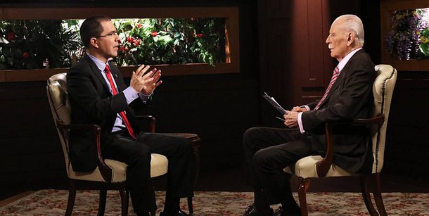 O ministro das Relações Exteriores, Jorge Arreaza (na foto, à esquerda), enfatizou neste domingo (17) que o governo venezuelano está conseguindo romper o bloqueio econômico imposto pelos Estados Unidos com uma visão estratégica através de novas alianças com países como China, Rússia, Índia, Turquia, a cooperação Sul-Sul e a Aliança Bolivariana para os Povos de Nossa América (Alba), entre outros