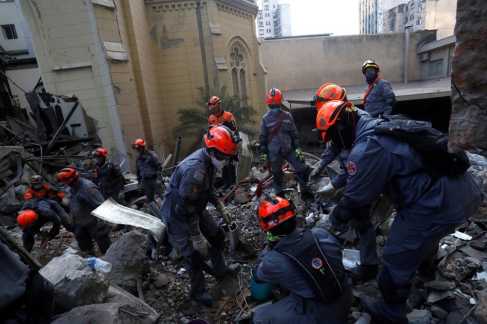 Equipes de resgate fazem buscas em prédio que desmoronou em São Paulo 3/5/2018 REUTERS/Leonardo Benassatto