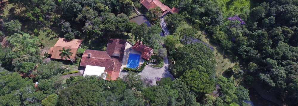 Em uma clara provocação ao ex-presidente Lula, o projeto, de autoria do deputado Major Olímpio (PSL-SP), prevê que o sítio Santa Bárbara, em Atibaia (SP), vire um Museu Nacional de Combate à Corrupção; se a proposta for aprovada, a responsabilidade dos gastos e da manutenção do museu seria do Ministério da Cultura